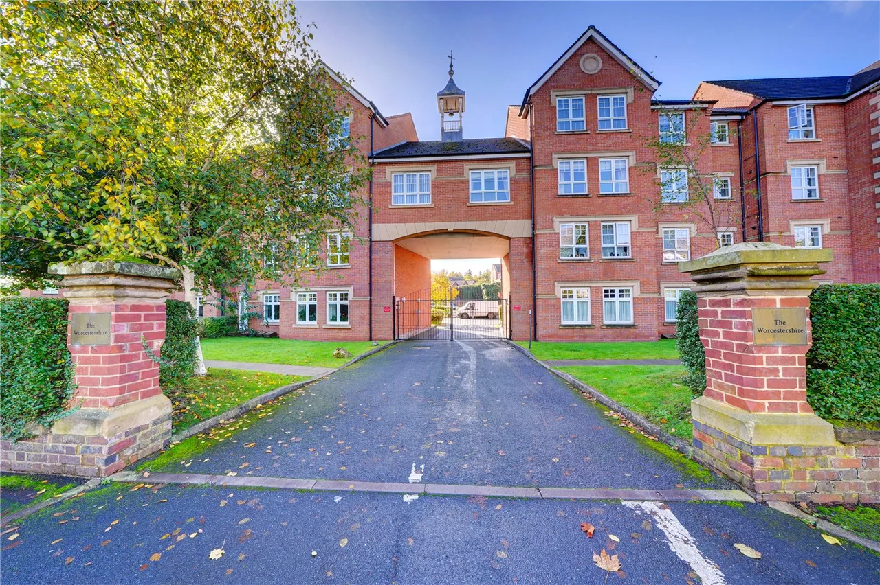 2 bed flat for sale, St. Andrews Road, Droitwich, WR9