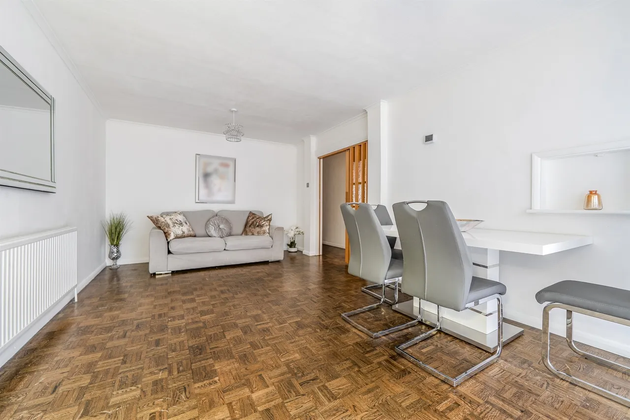 Village Road, Enfield, EN1, photo 4