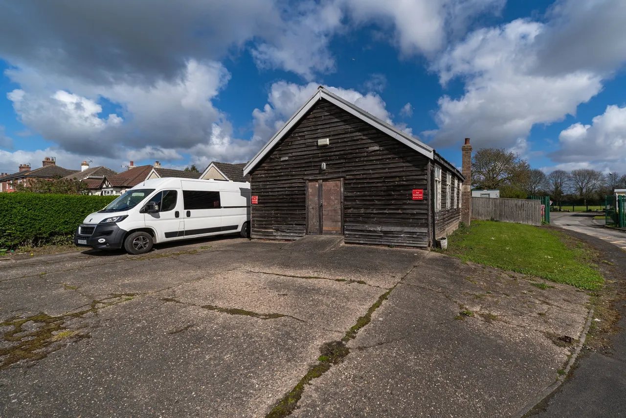 Holton-le-Clay, Grimsby, DN36 5AQ, photo 4
