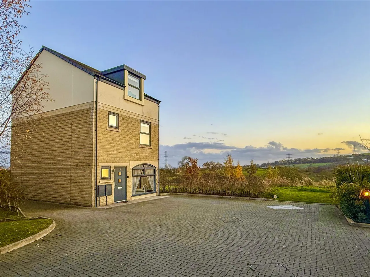 Bleaklow Court, Hawkshaw, photo 4
