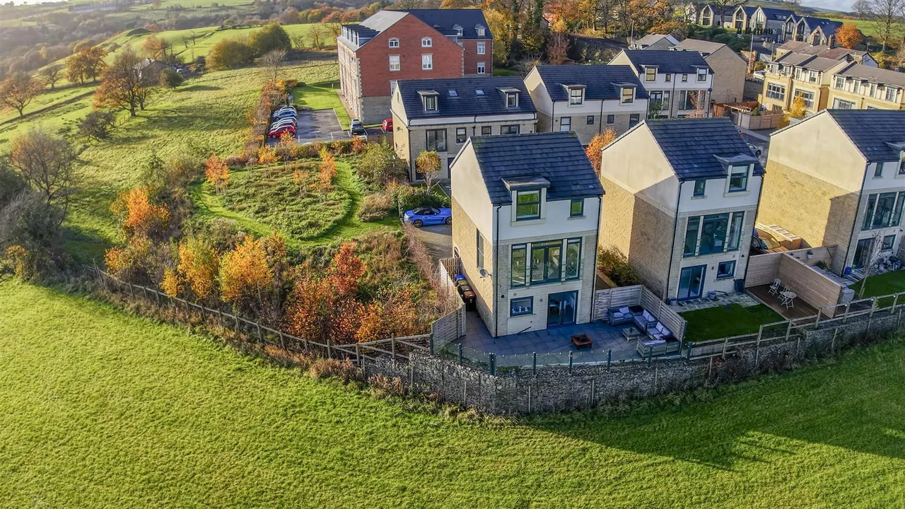 Bleaklow Court, Hawkshaw, photo 7