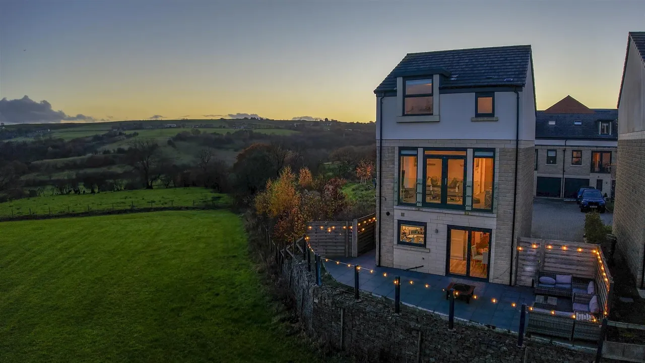 Bleaklow Court, Hawkshaw, photo 5
