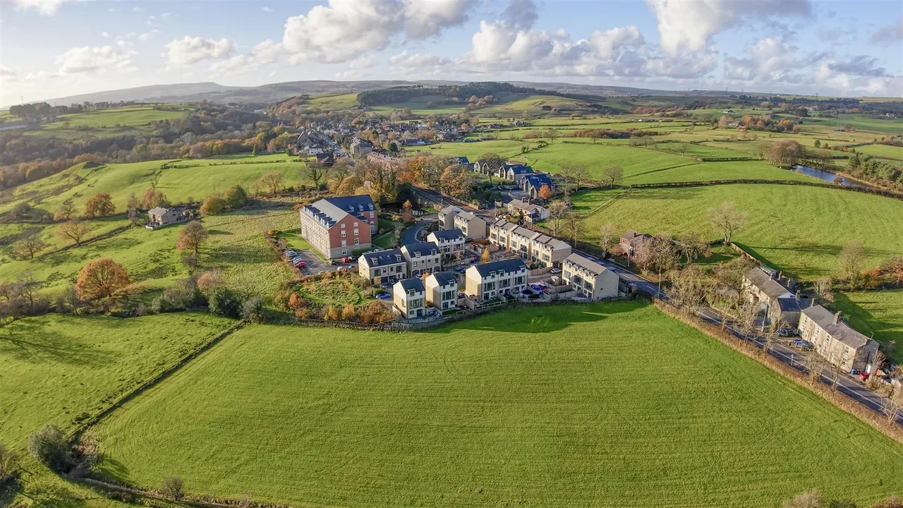 Bleaklow Court, Hawkshaw, photo 2