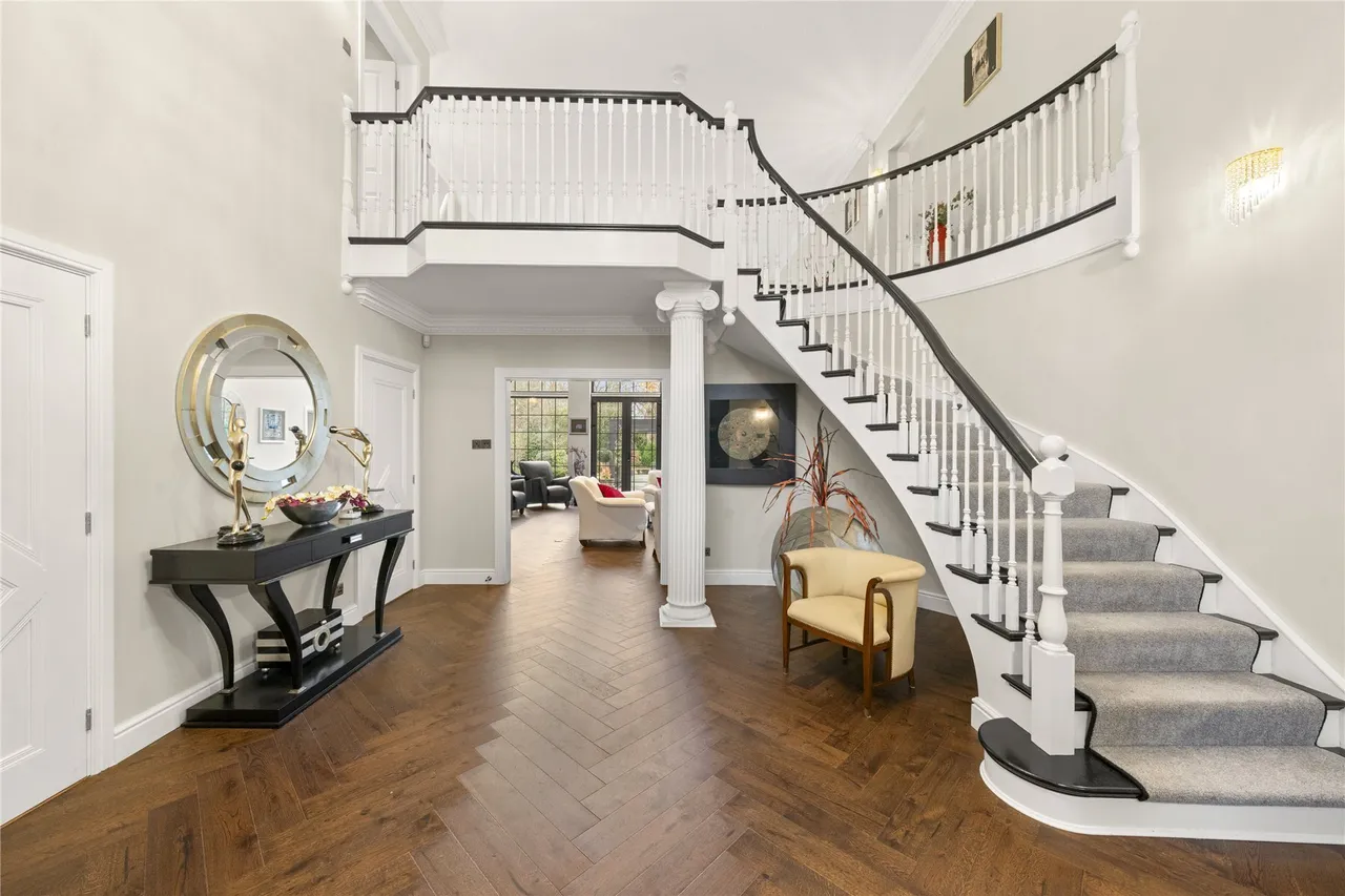 East Road, St George's Hill, KT13, photo 5