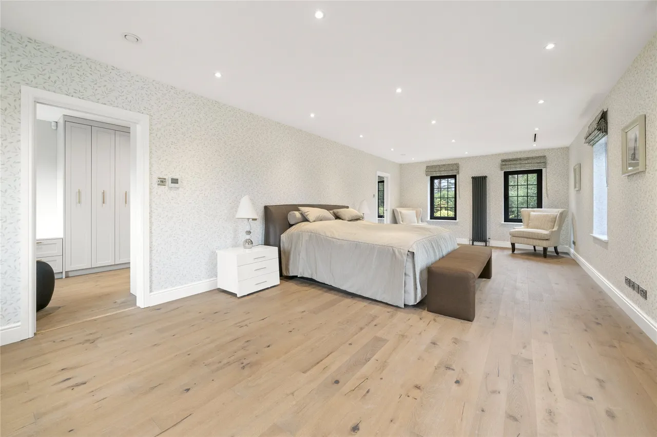East Road, St George's Hill, KT13, photo 11