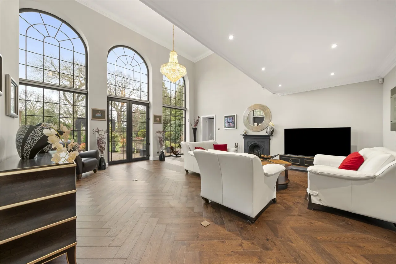 East Road, St George's Hill, KT13, photo 2