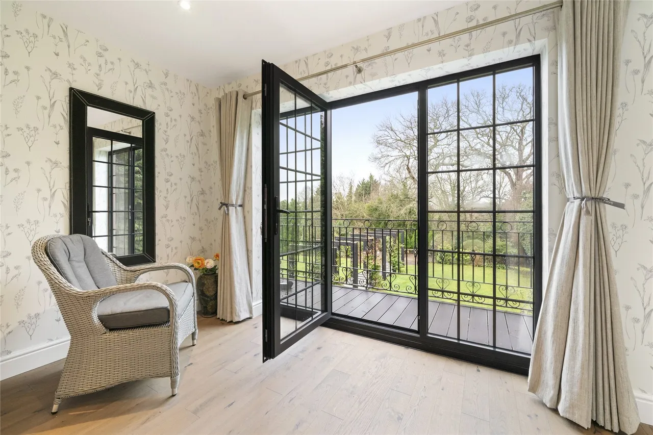 East Road, St George's Hill, KT13, photo 9