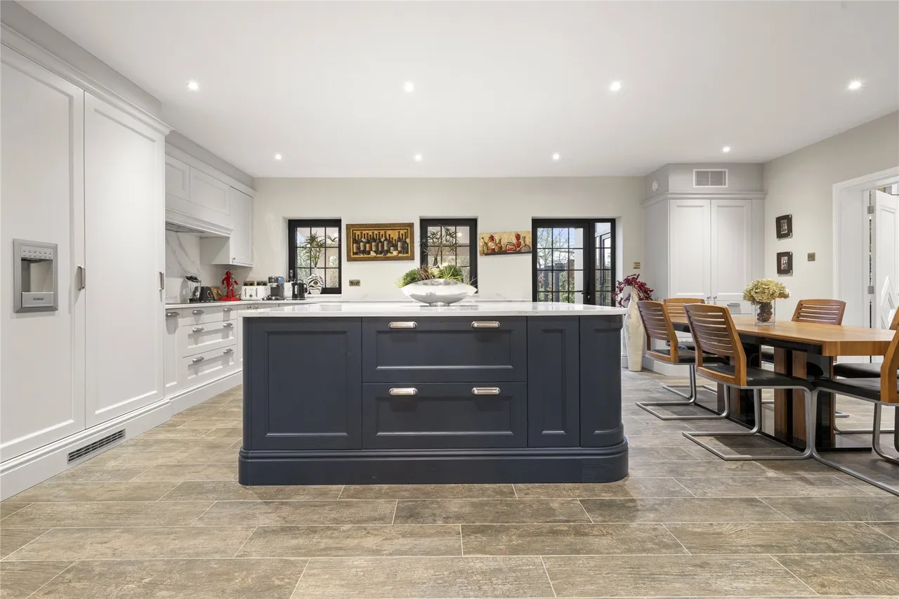 East Road, St George's Hill, KT13, photo 6