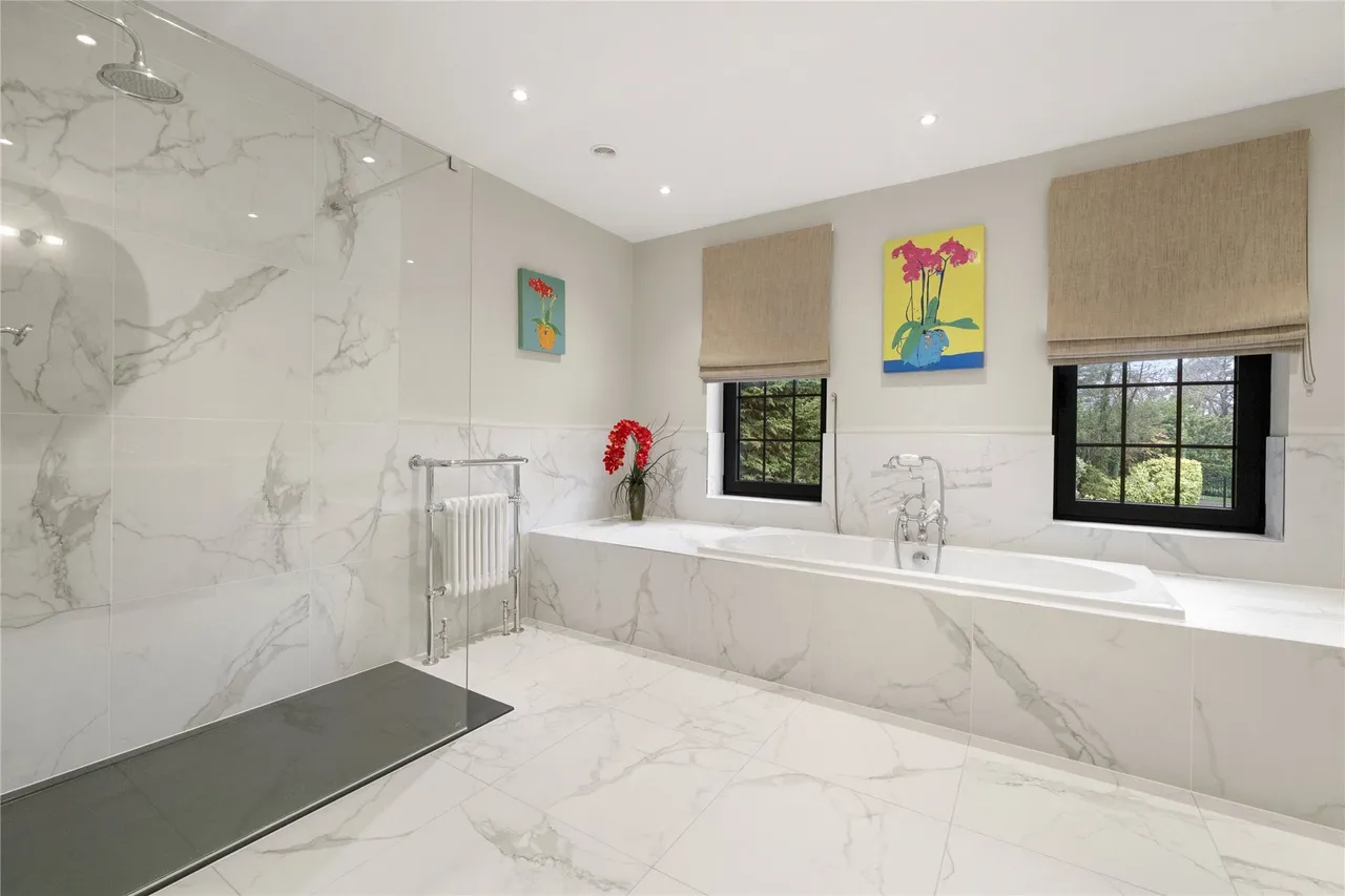 East Road, St George's Hill, KT13, photo 10