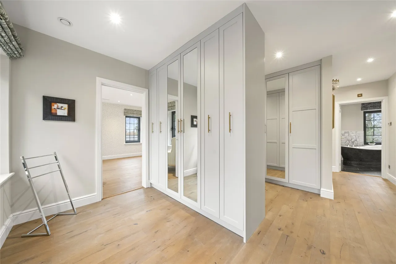 East Road, St George's Hill, KT13, photo 12