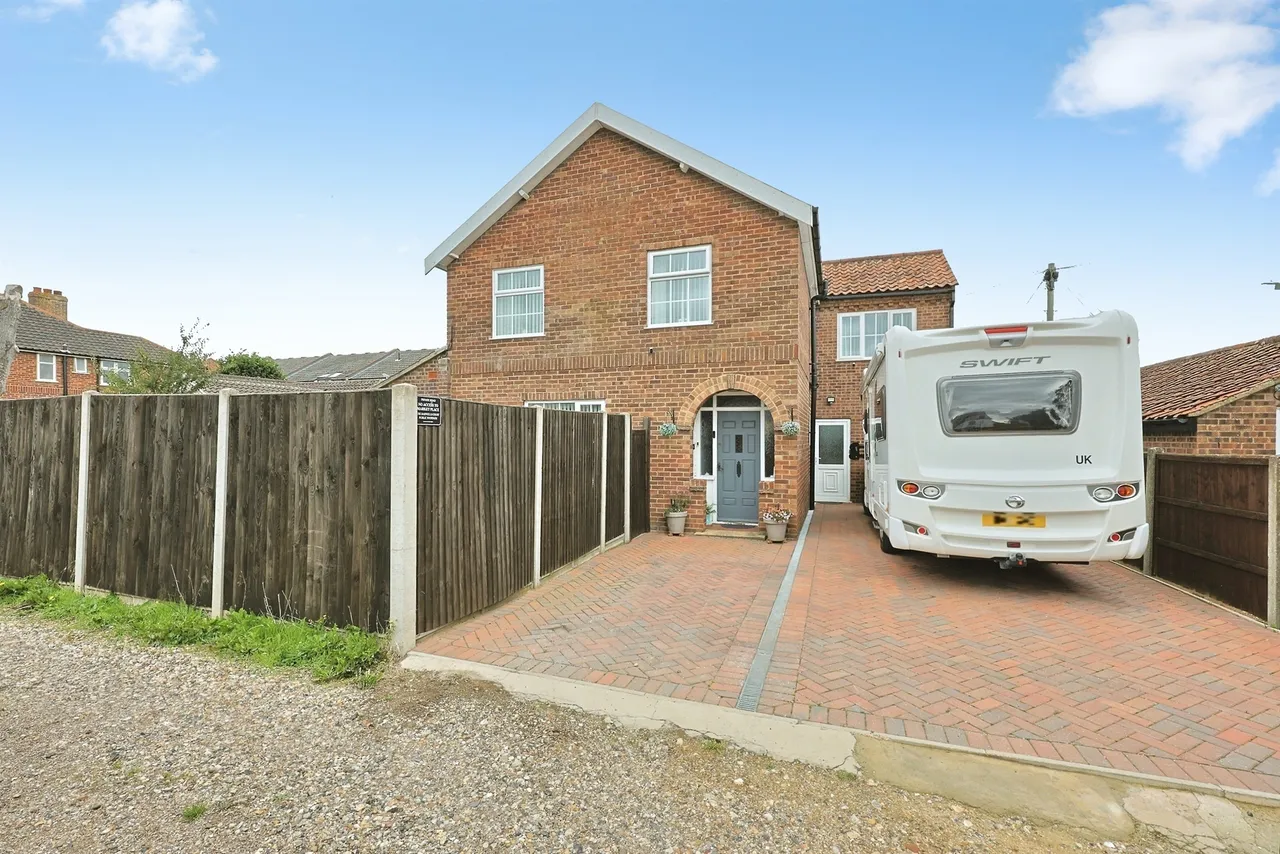 4 bed house for sale — Olney Road, DEREHAM