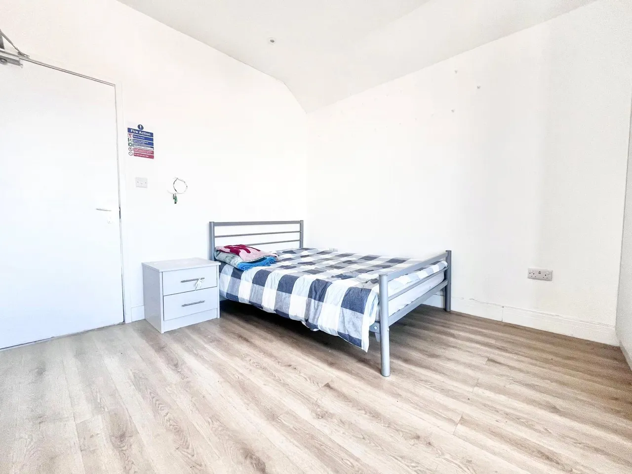 Whitton Road, Hounslow, TW3, photo 2