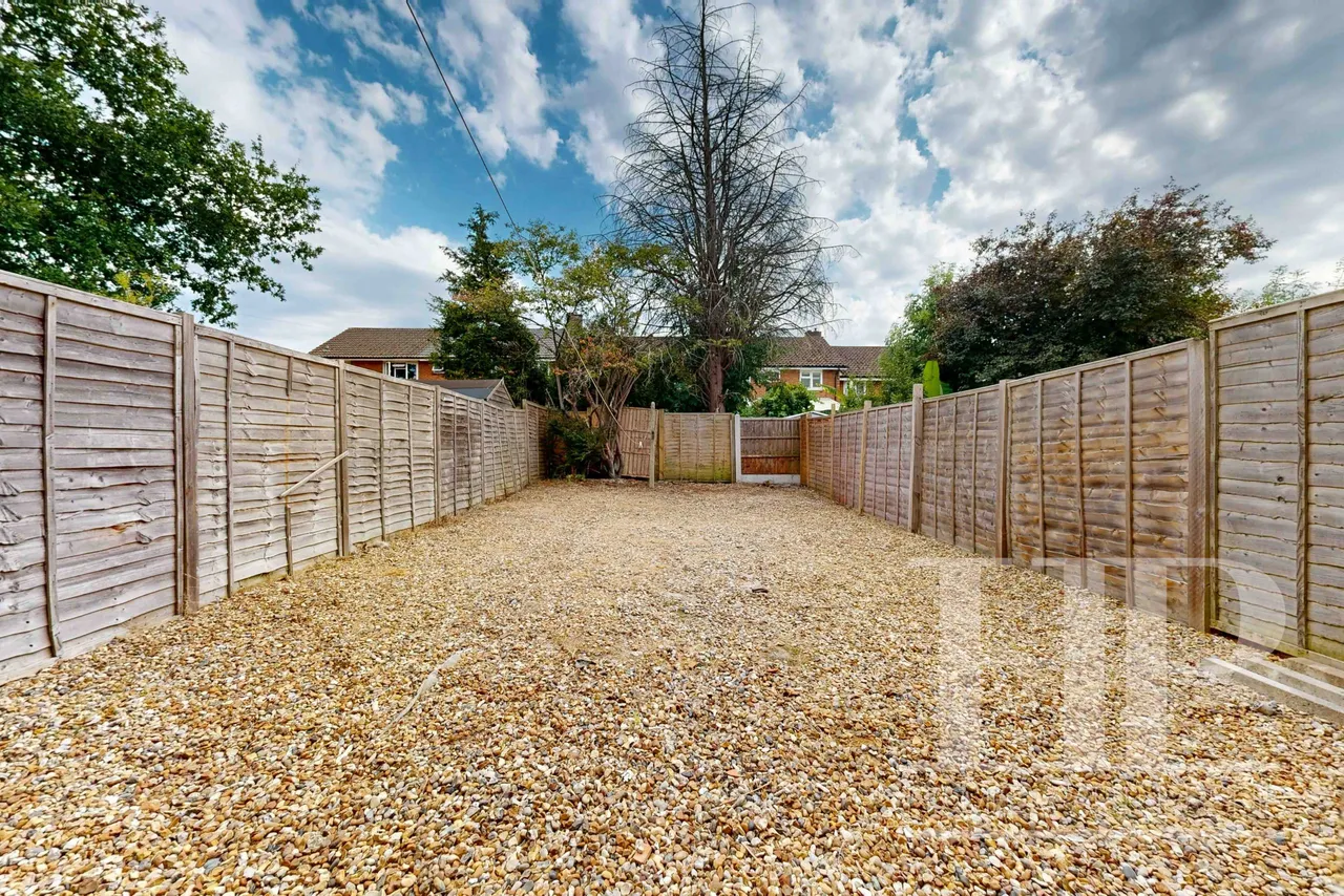 Priors Walk, Crawley, RH10, photo 17
