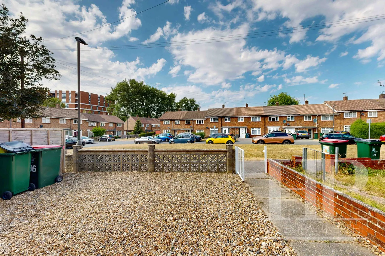 Priors Walk, Crawley, RH10, photo 5