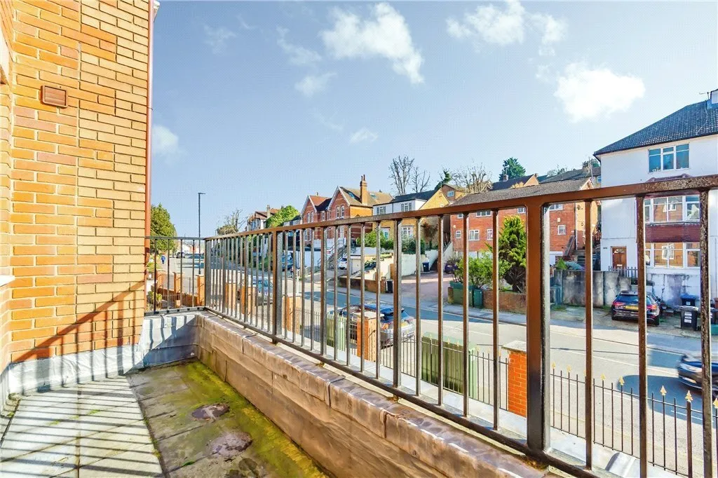2 bed flat for sale — Bourne Court, Croydon Road, Caterham, Surrey, CR3