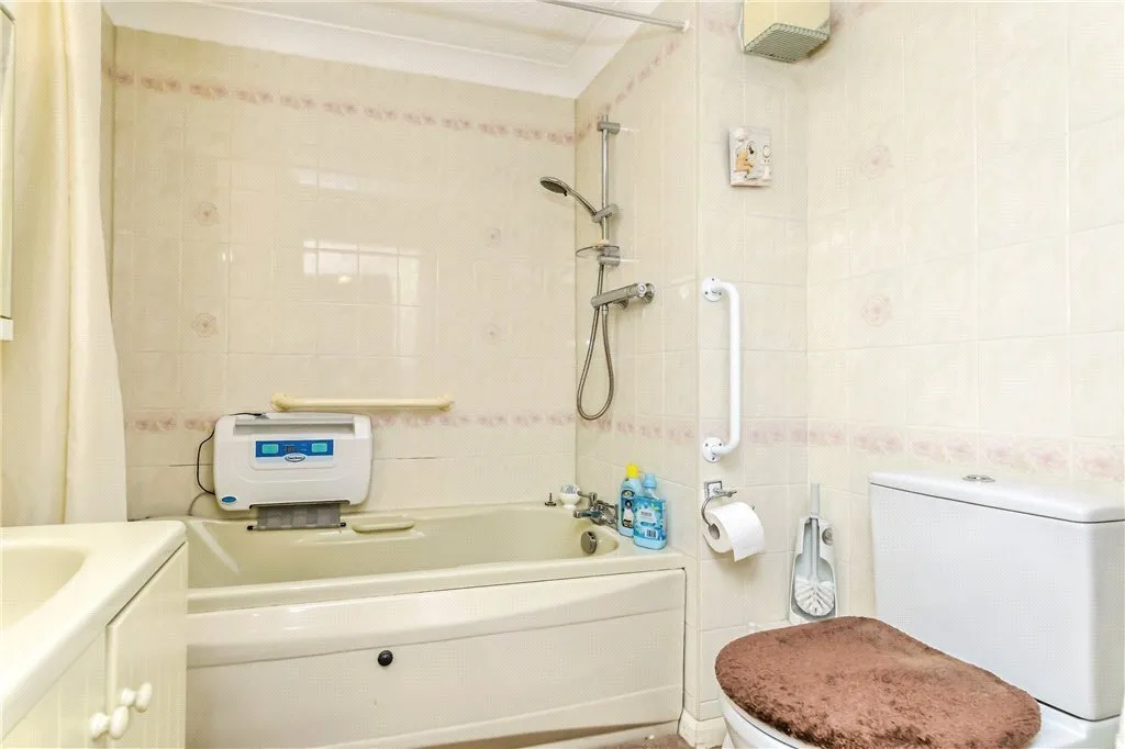 Bourne Court, Croydon Road, Caterham, Surrey, CR3, photo 5