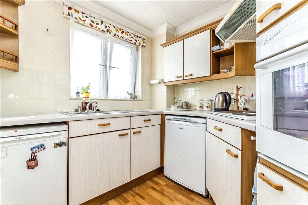 Bourne Court, Croydon Road, Caterham, Surrey, CR3, photo 2