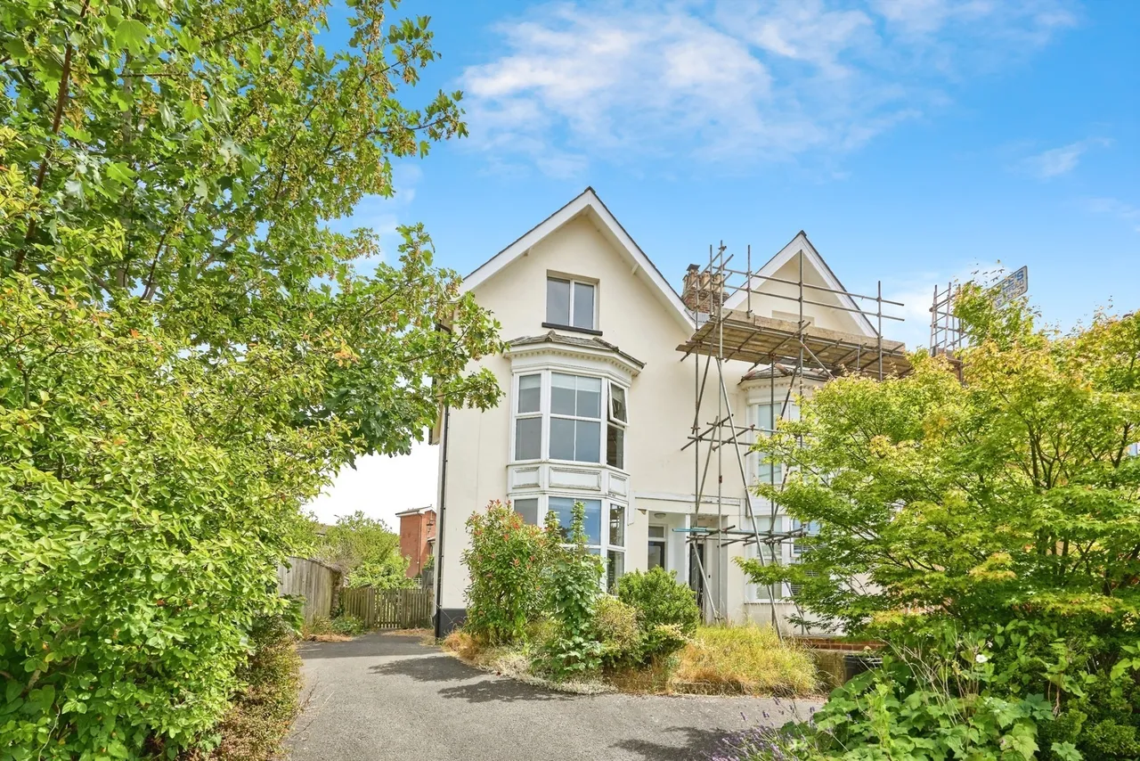 6 bed house for sale, Castle Road, Newport, PO30