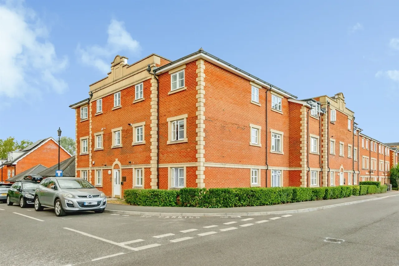 2 bed flat for sale — Cambridge Square, Redhill