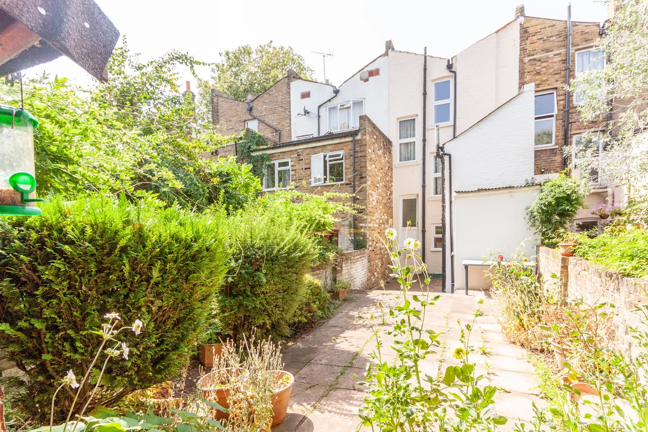 207 Askew Road, London, photo 12