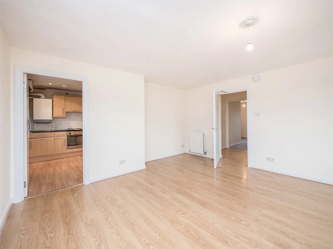 2 bed flat to rent, Whitehill Street, EH21