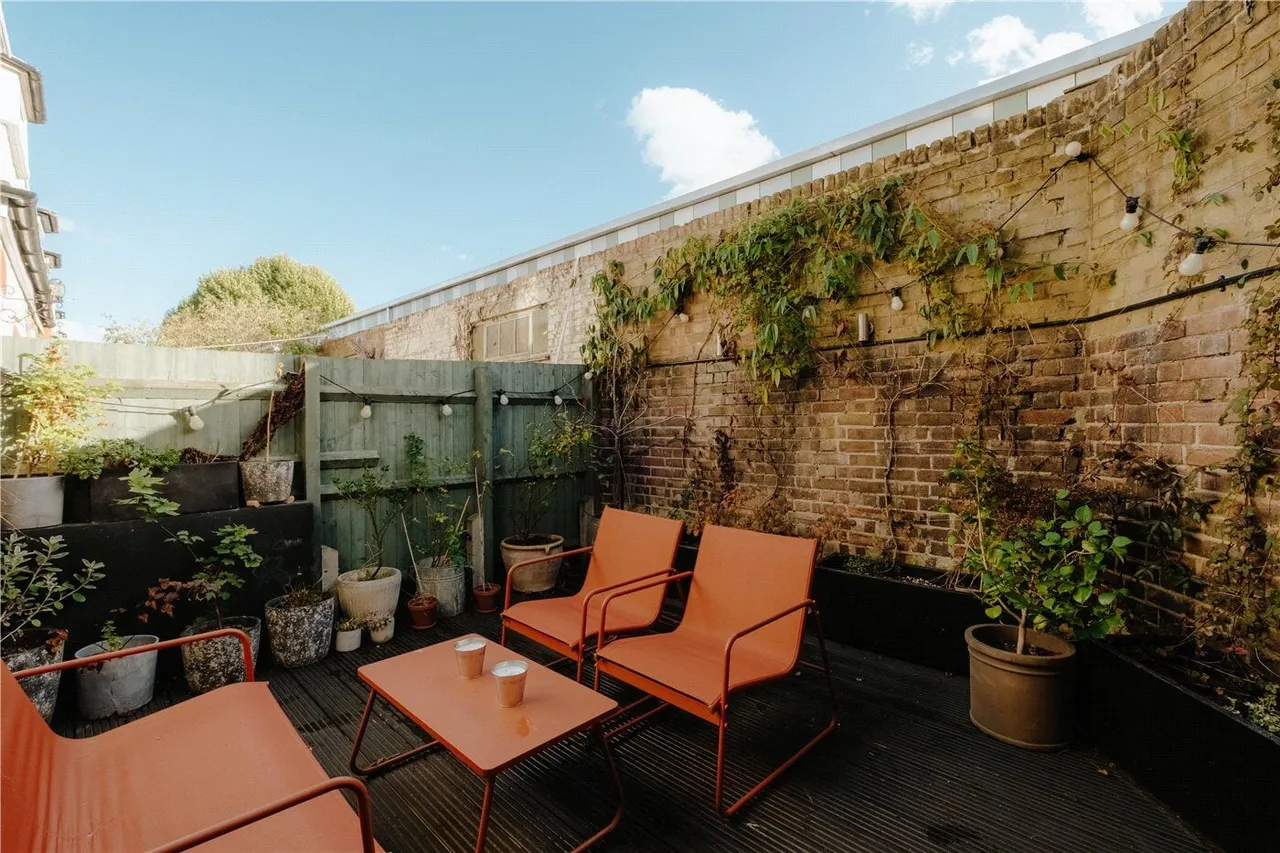 Dowsett Road, London, N17, photo 31
