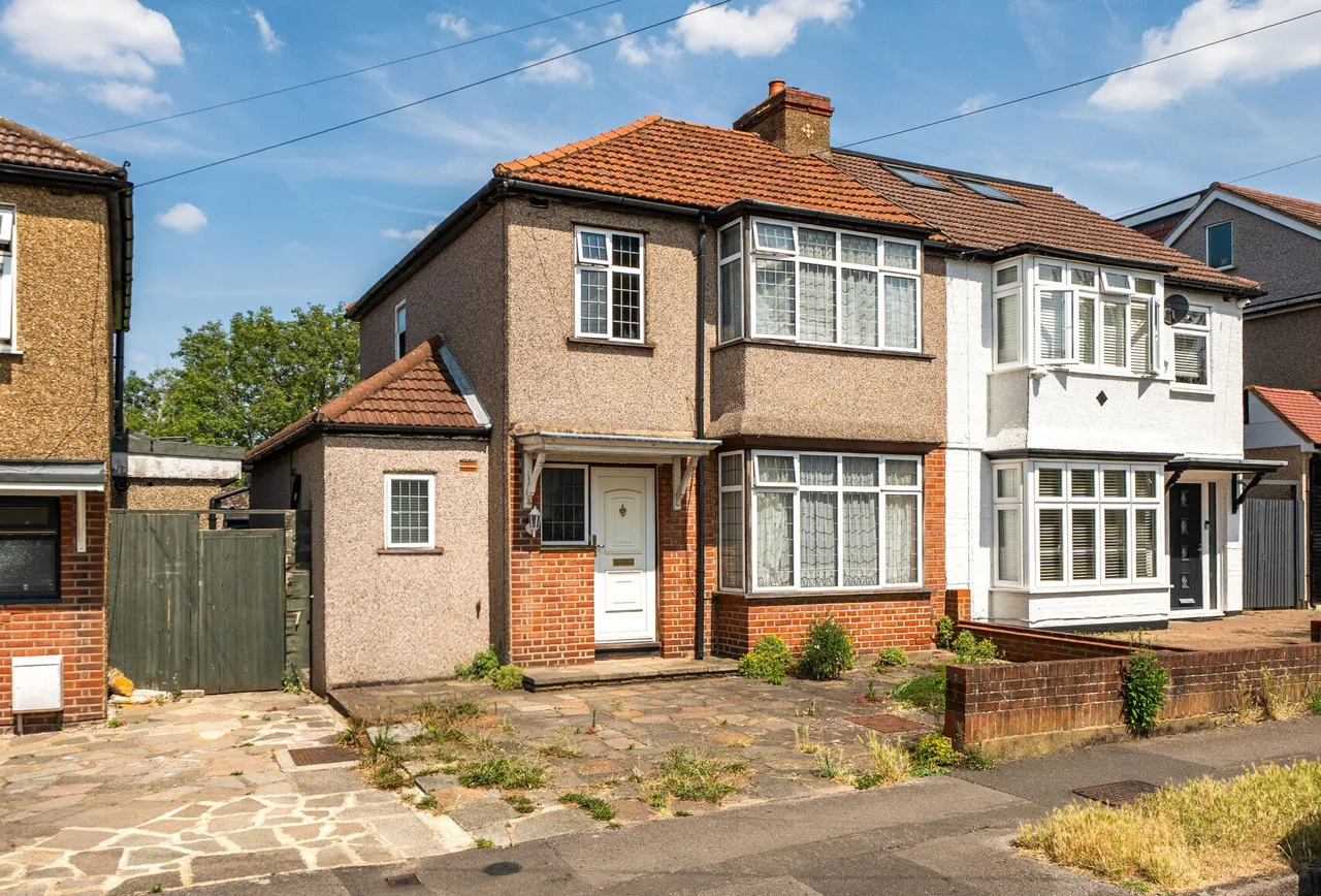 3 bed house for sale — Lavender Avenue, Worcester Park, KT4 8RR