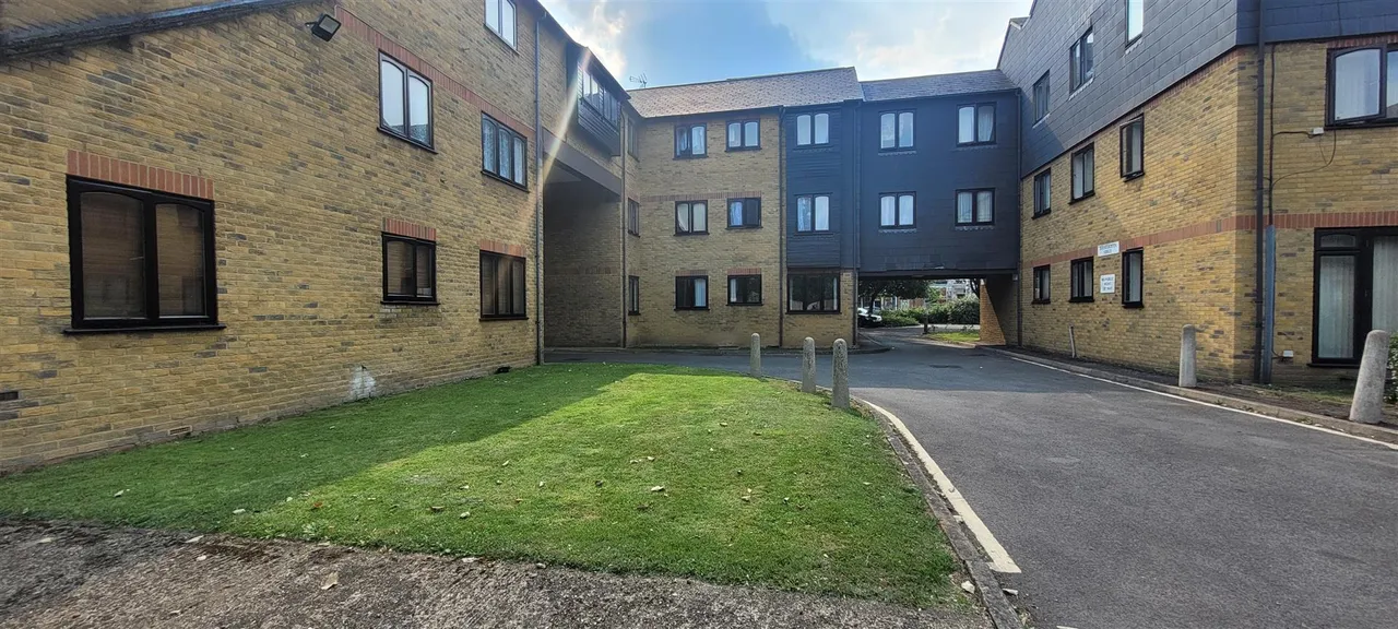 Greenford Avenue, Hanwell, photo 8