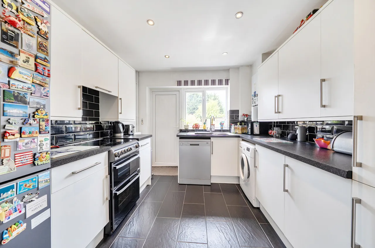 Cheyne Way, Farnborough, Hampshire, GU14 8RX, photo 2