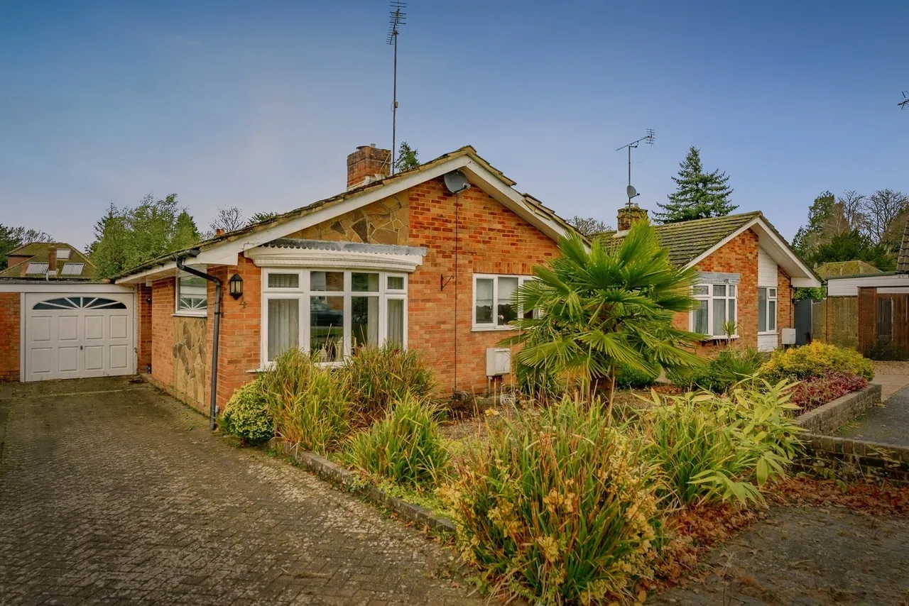 2 bed house for sale — Hazelwood Close, Crawley Down, Crawley
