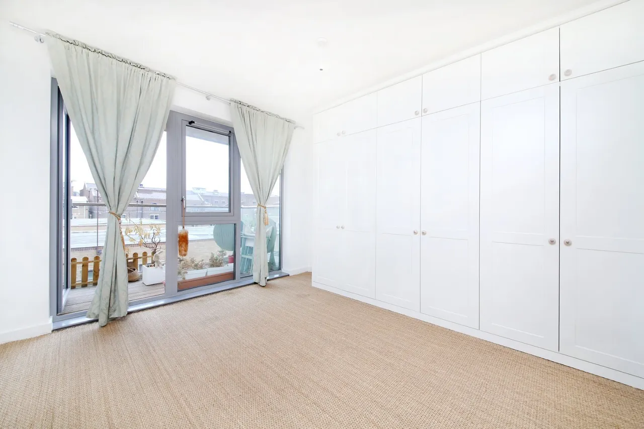 Chatfield Road, London, SW11, photo 2