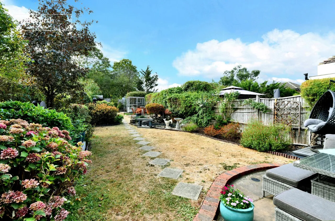 Walsingham Gardens, Stoneleigh, KT19, photo 10