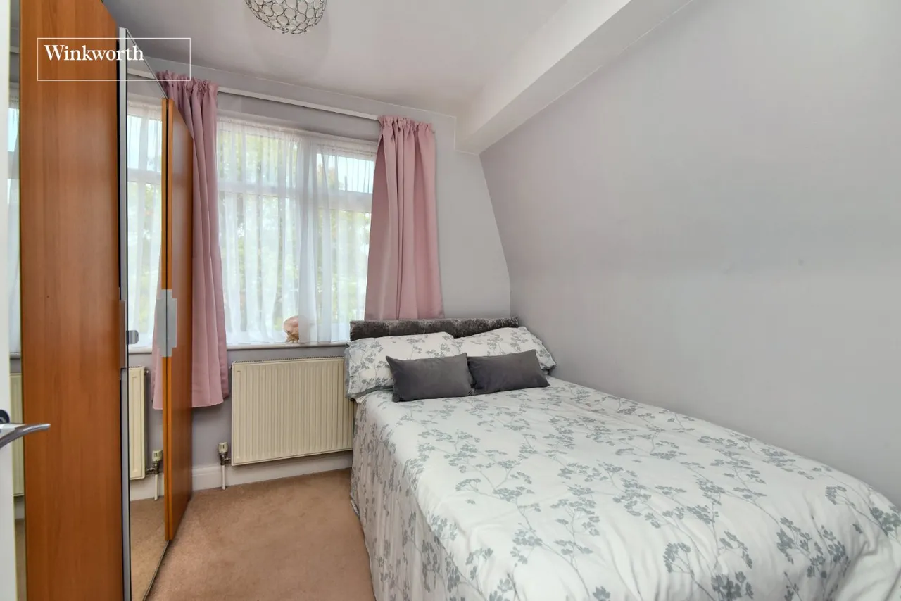 Walsingham Gardens, Stoneleigh, KT19, photo 7