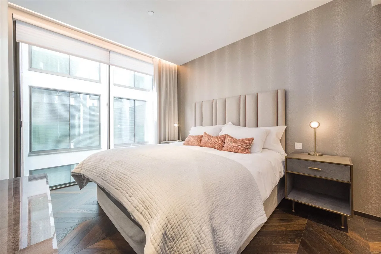Great Newport Street, London, WC2H, photo 5