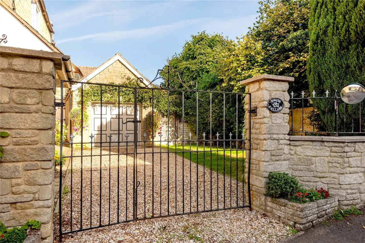 Brigstock Road, Stanion, NN14, photo 15