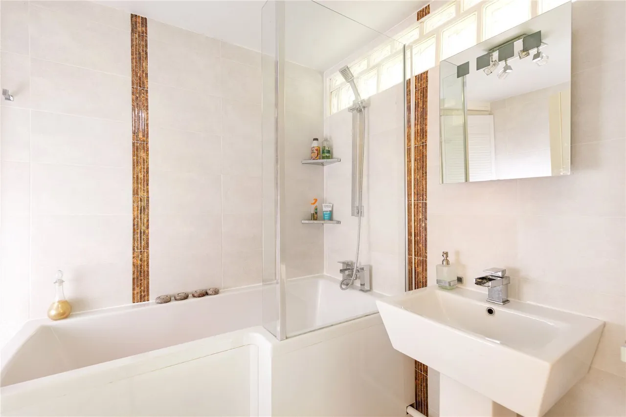 Brigstock Road, Stanion, NN14, photo 9