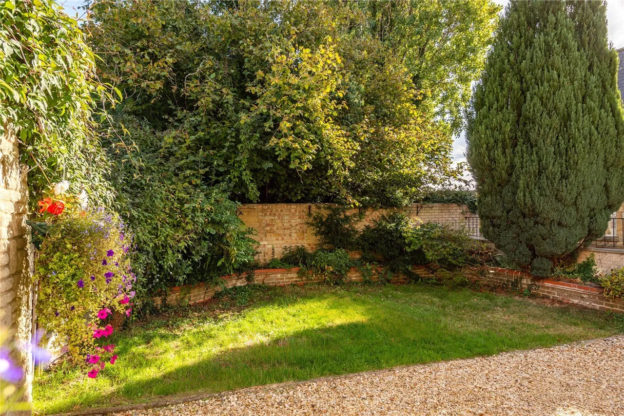 Brigstock Road, Stanion, NN14, photo 13