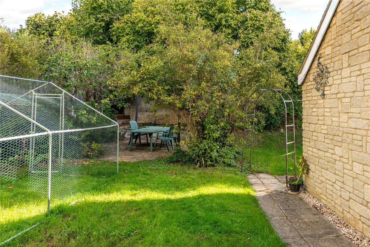 Brigstock Road, Stanion, NN14, photo 14