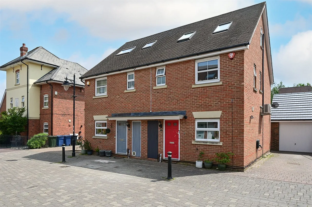 4 bed house for sale — Chertsey Street, Fleet, Hampshire, GU51 1HS