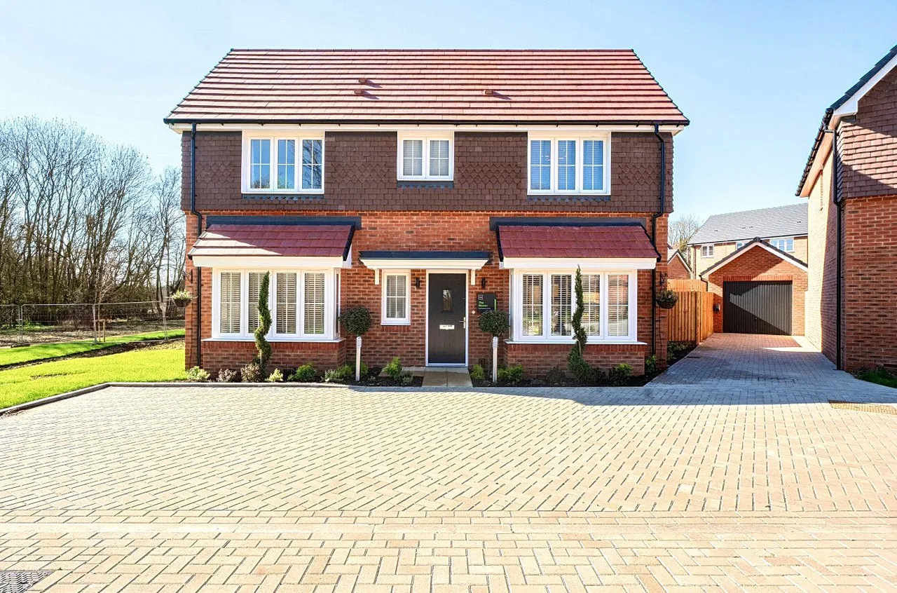 4 bed house for sale — Millet Road, Finchwood Park, Wokingham, Berkshire, RG40 4BH