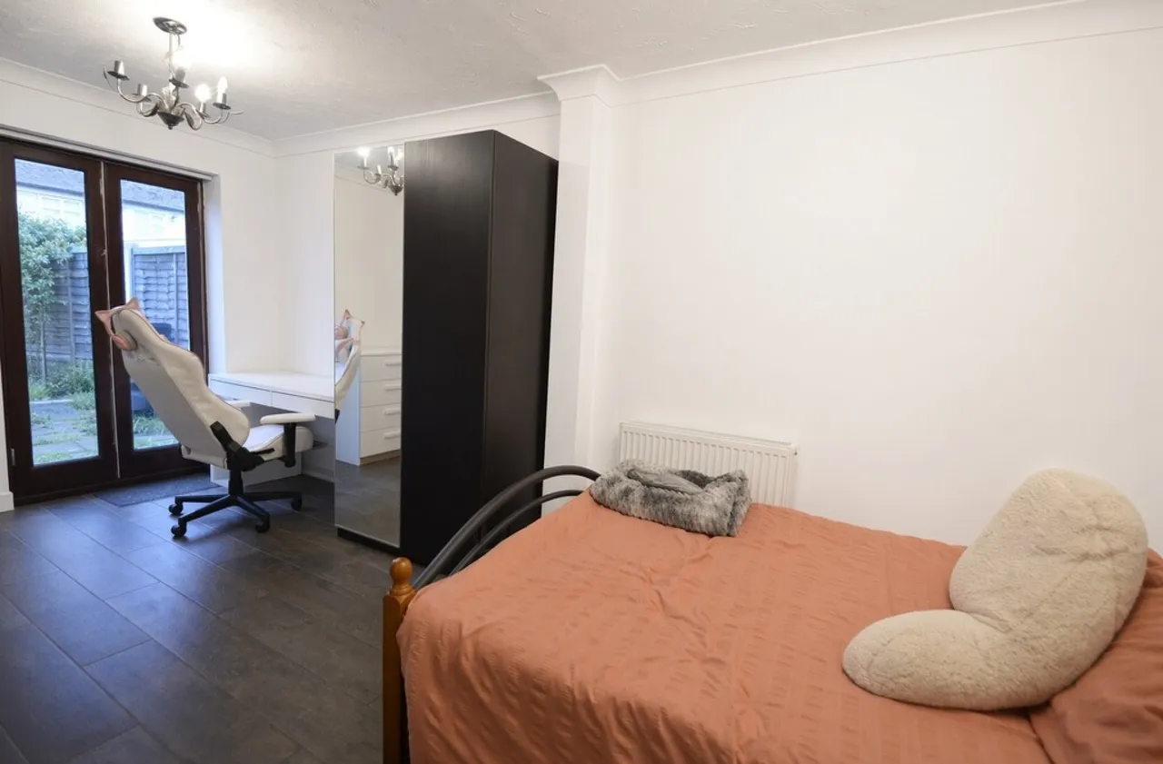 property to rent, Kings Road, Egham