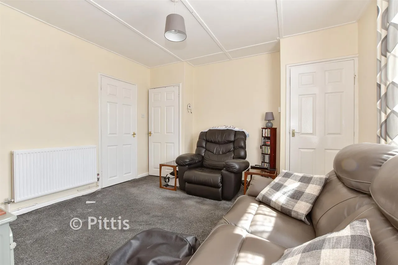 Highfield Road, Newport, PO30, photo 4