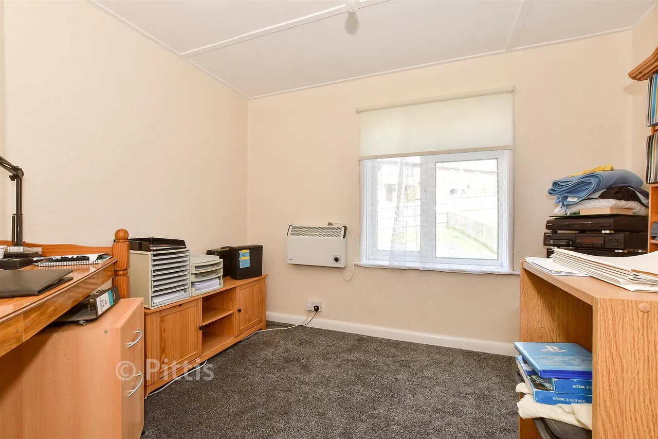 Highfield Road, Newport, PO30, photo 7