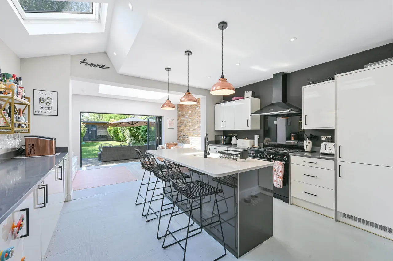 3 bed house for sale, Tolworth Park Road, Surbiton, KT6