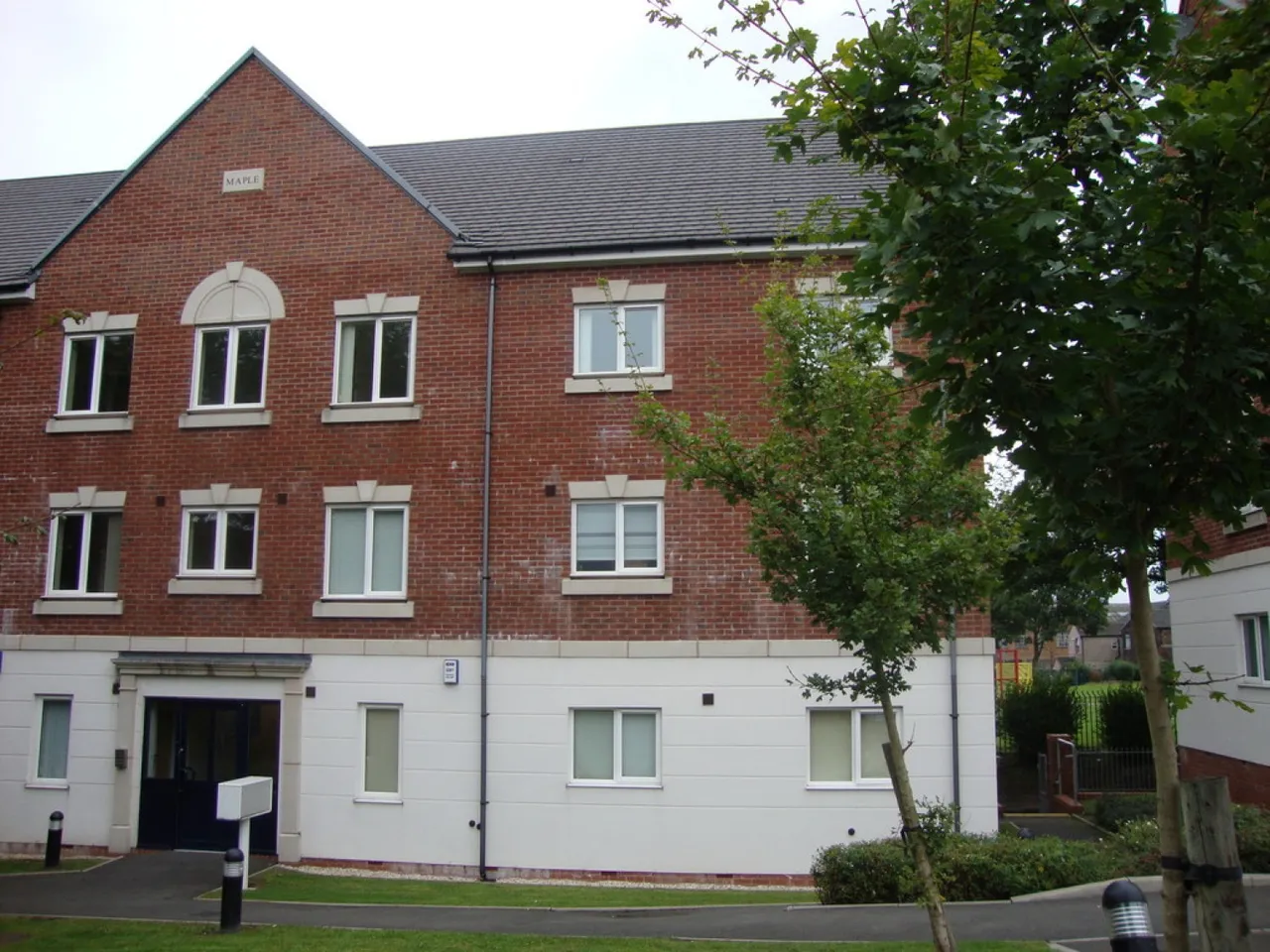 2 bed flat to rent — Birches Rise, Stoke On Trent, Staffs