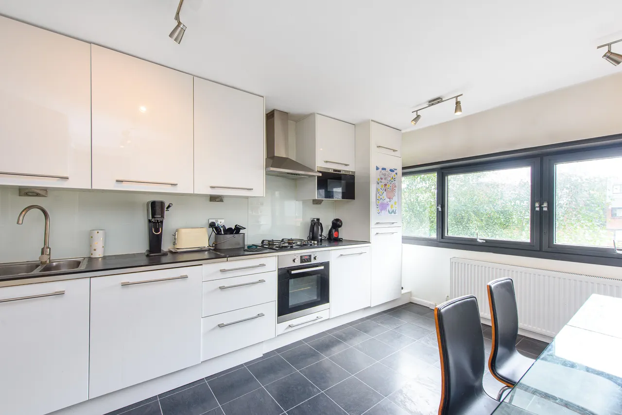 81 Britten Close, London, photo 3