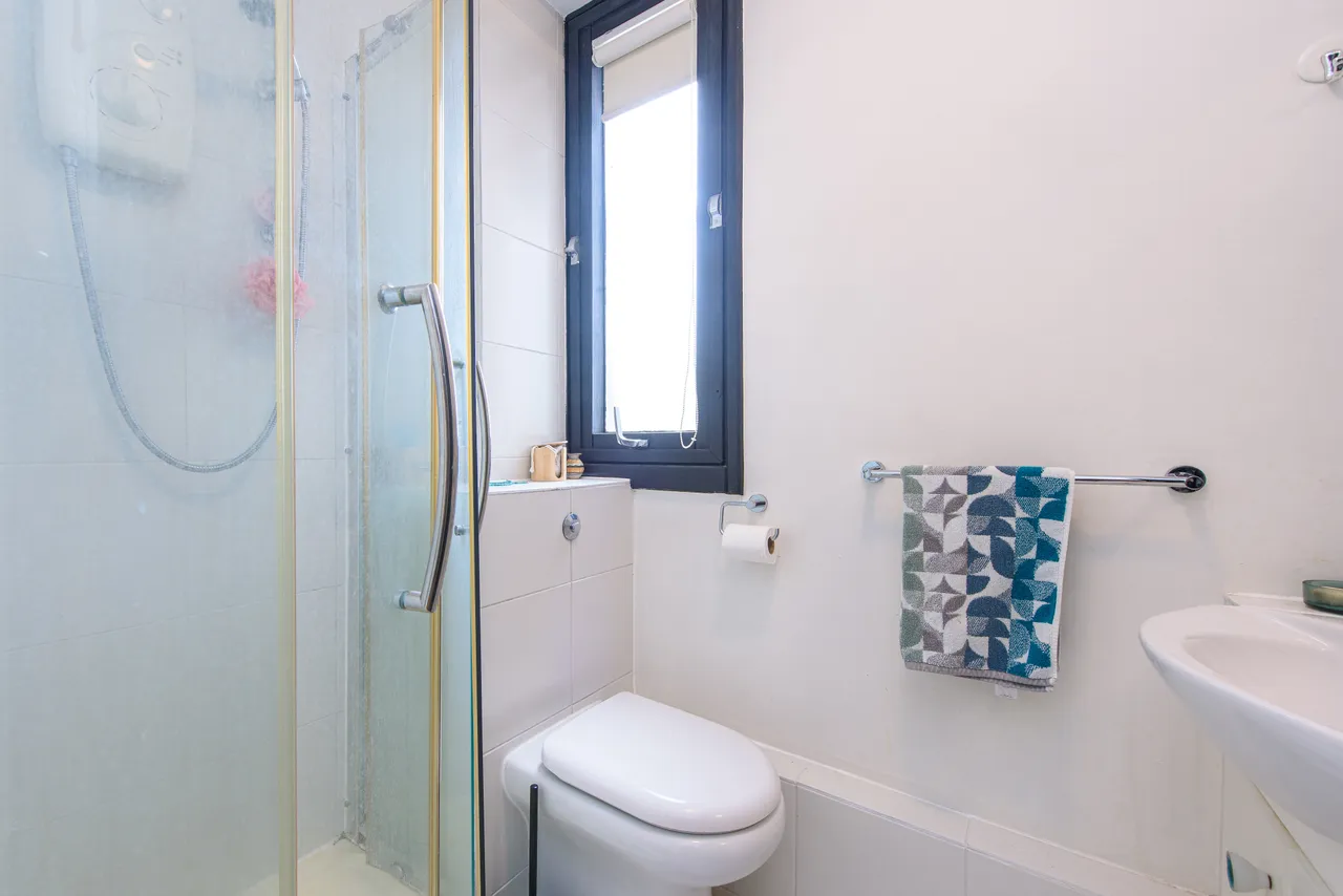 81 Britten Close, London, photo 9