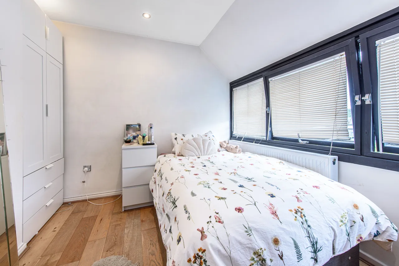 81 Britten Close, London, photo 8