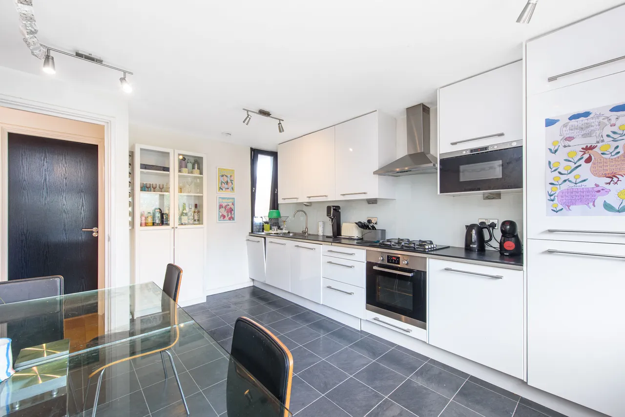81 Britten Close, London, photo 4