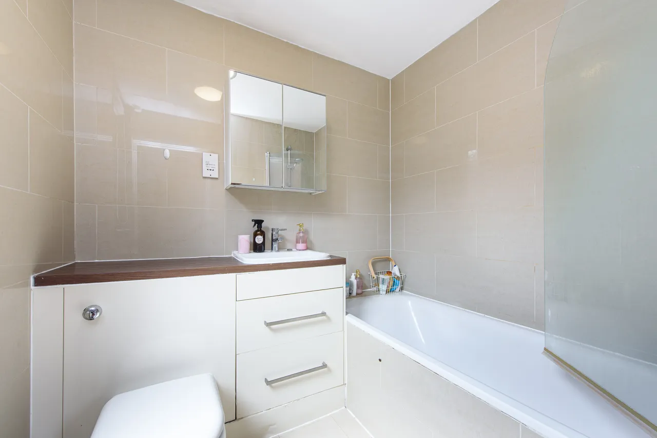81 Britten Close, London, photo 7